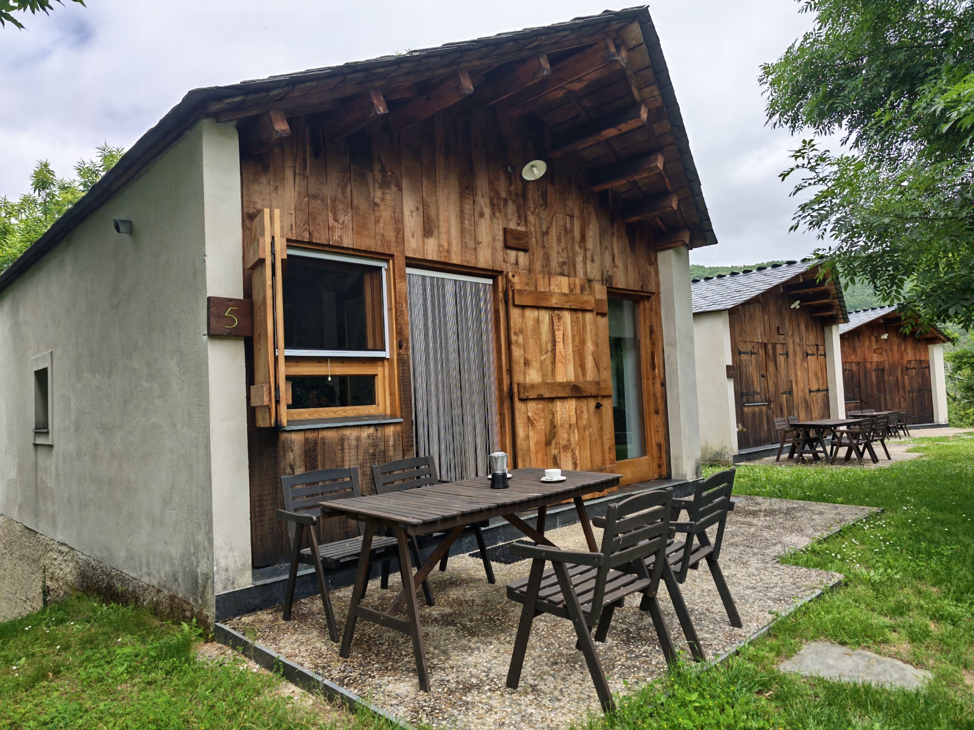 Alojamiento O Freixo en A Carbiña — Cabaña de madera con porche y vistas al valle
